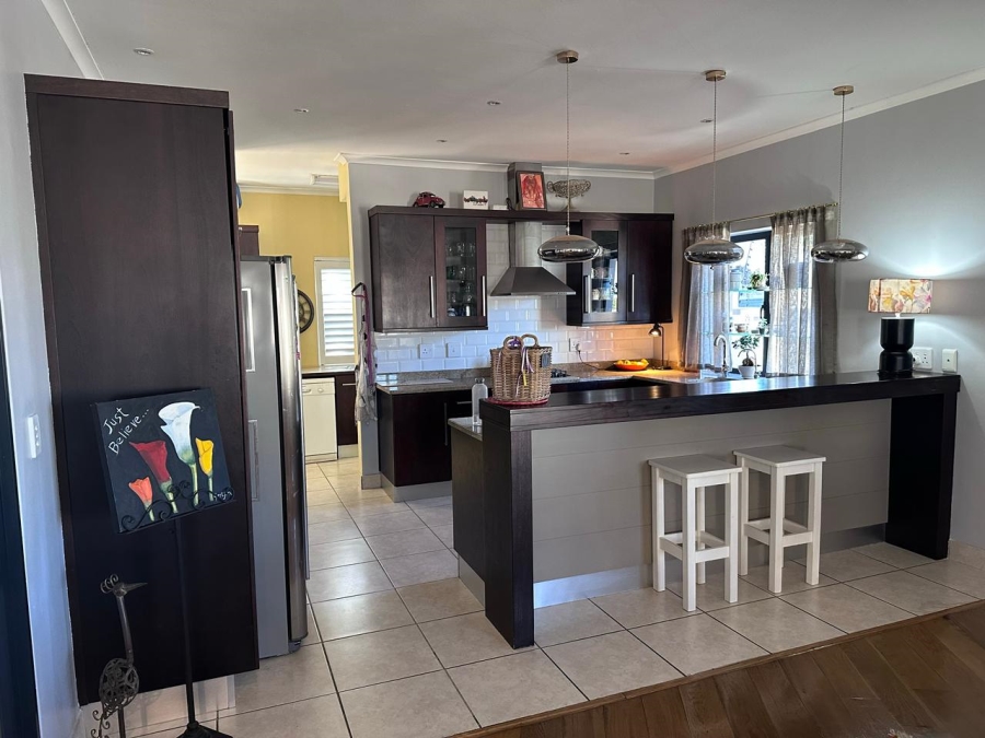 To Let 5 Bedroom Property for Rent in Rome Glen Western Cape